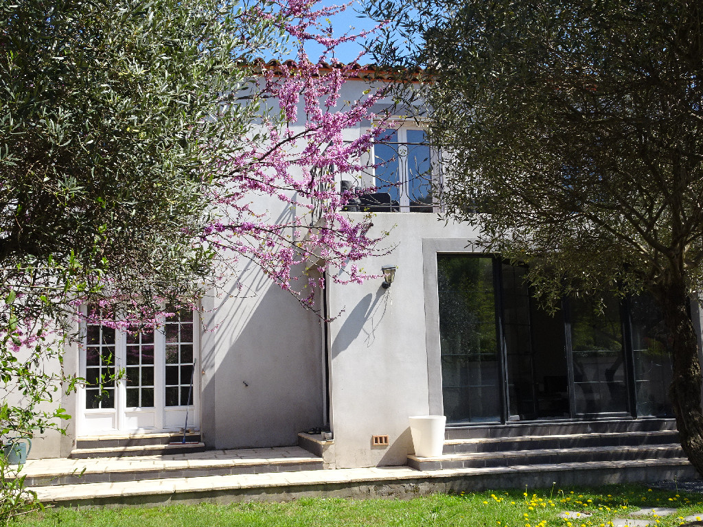 facade de maison avec arbre fleuri