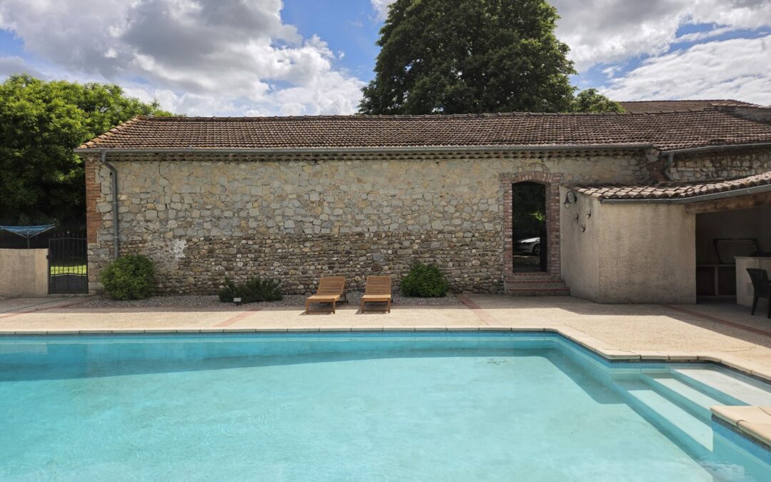 Domaine avec demeure familiale, gîte exploité et réserve foncière constructible